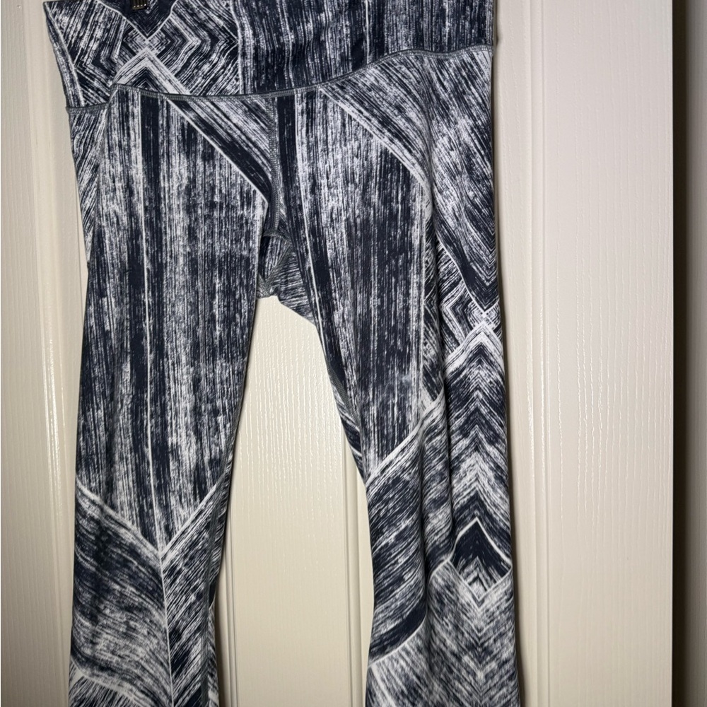 Black and White Lululemon Leggings 12